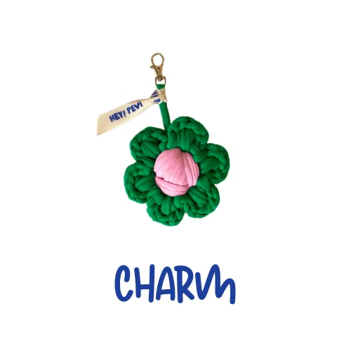 Çiçek desenli çanta charmı